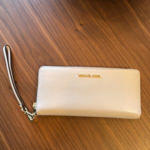 Michael kors wristlet wallet